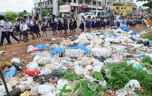 Deralakatte School children protest on garbage dump near school